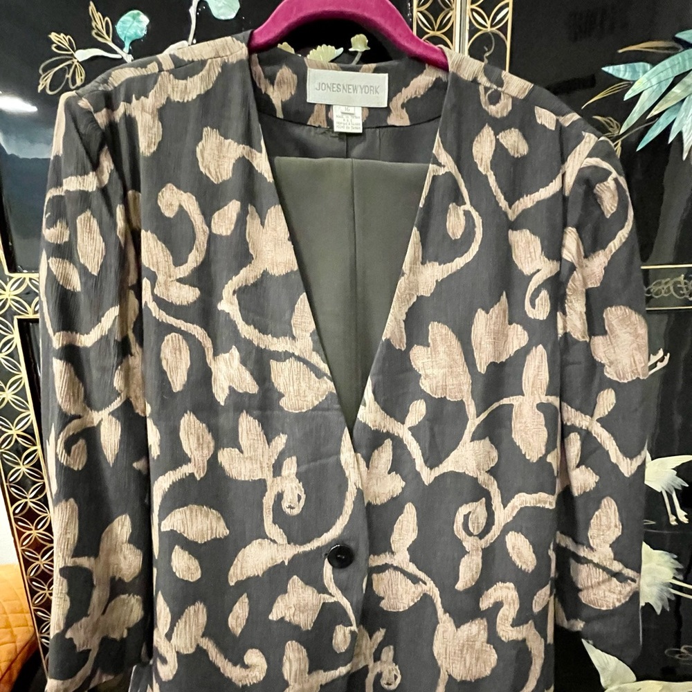 Jones New York silk blazer and pants size 16